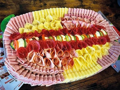 Obložená mísa, šunka, salámy, sýry, vejce s holandským salátem